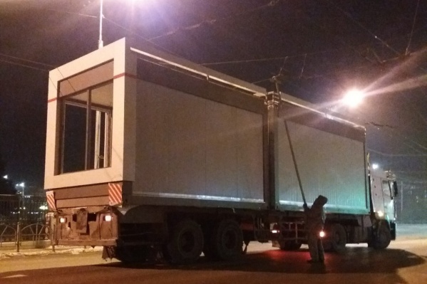 Торгово-остановочный комплекс оказался слишком большим для этой улицы Торгово-остановочный комплекс оказался слишком большим для этой улицы