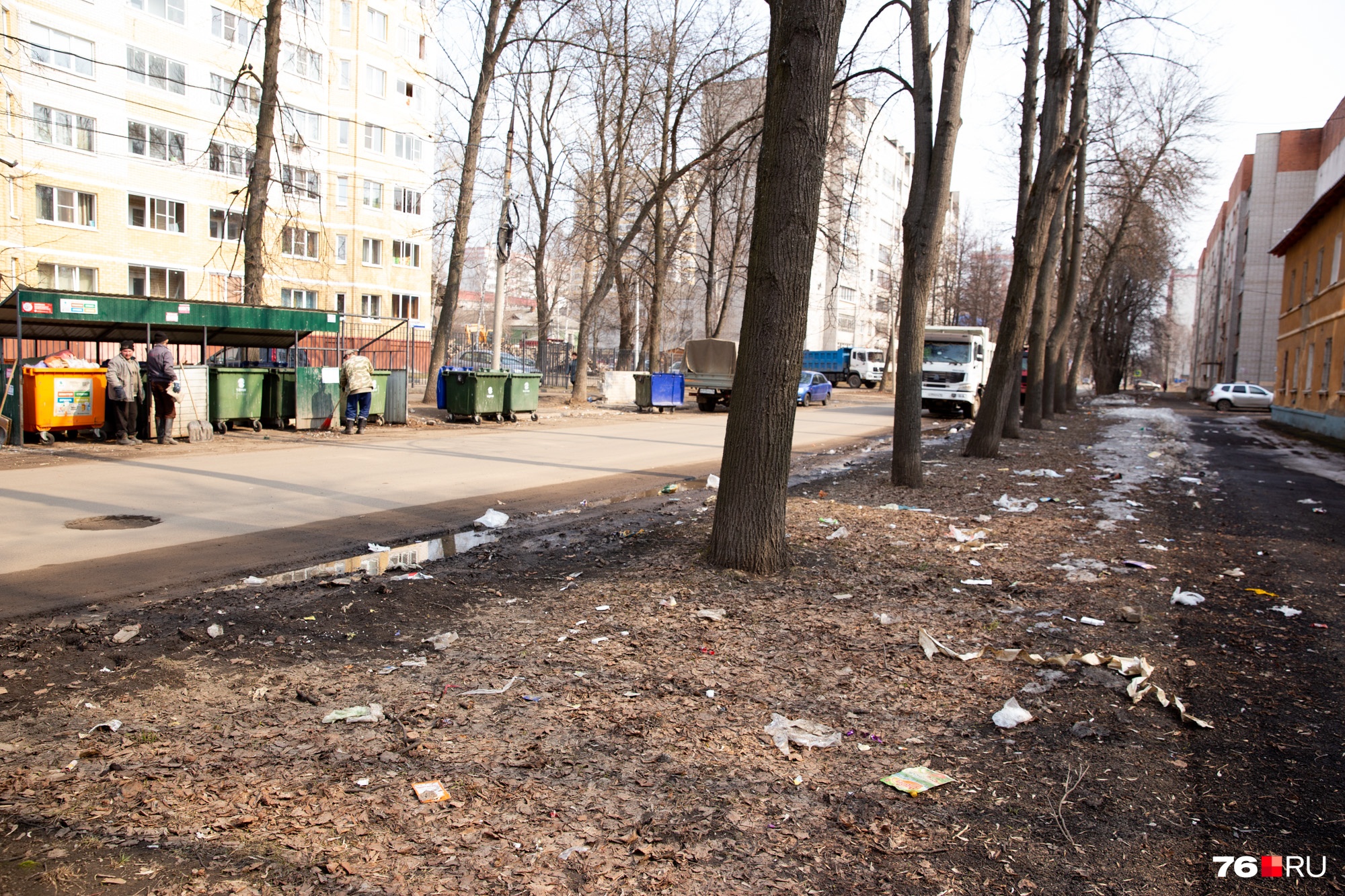 К некоторым площадкам уже пришли люди прибираться, но ветром мусор уже разнесло по всему району К некоторым площадкам уже пришли люди прибираться, но ветром мусор уже разнесло по всему району