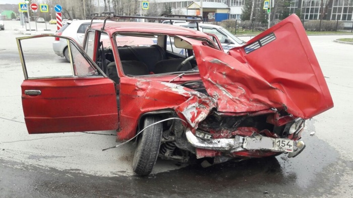 «Жигули» после аварии на перекрестке ул. Героев Революции и Эйхе «Жигули» после аварии на перекрестке ул. Героев Революции и Эйхе