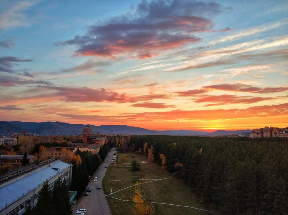 Заход солнца в красноярске. Академгородок Красноярск. Красноярск академгородокcjgrf. Закат в Красноярске Академгородок. Закат в городе Новосибирск Академгородок.