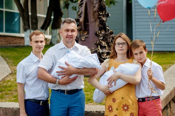 Семья Захорольных у дверей роддома после рождения близнецов Семья Захорольных у дверей роддома после рождения близнецов