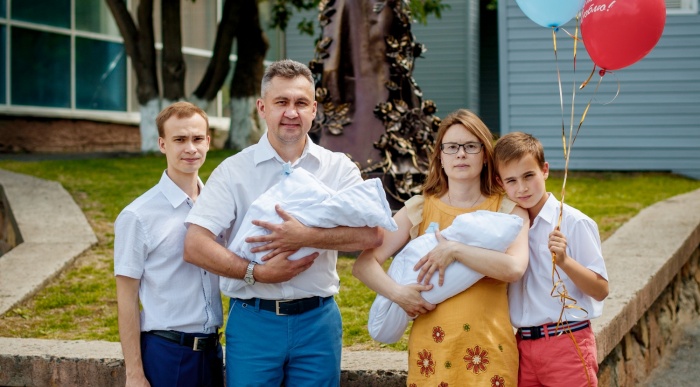 Семья Захорольных у дверей роддома после рождения близнецов Семья Захорольных у дверей роддома после рождения близнецов