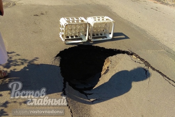 Вот такая яма появилась спустя 1,5 месяца после майского ремонта на улице 31 Линия Вот такая яма появилась спустя 1,5 месяца после майского ремонта на улице 31 Линия