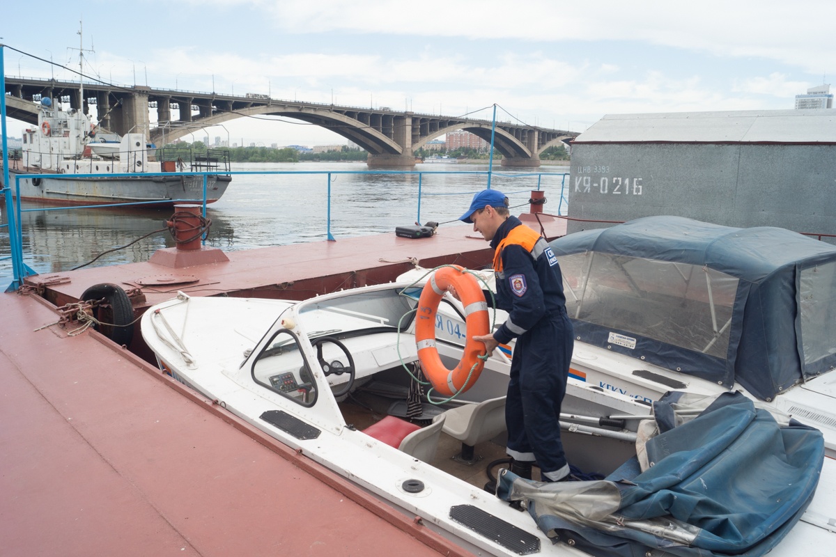 Спасатели искали мужчину на перилах Октябрьского моста