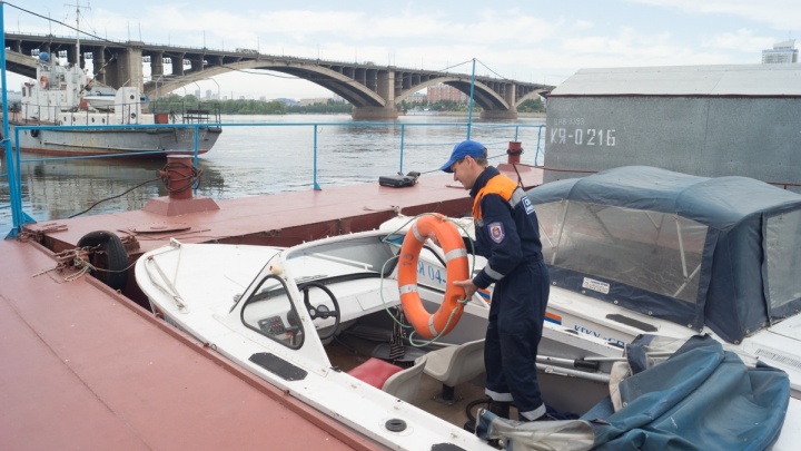 Спасатели искали мужчину на перилах Октябрьского моста