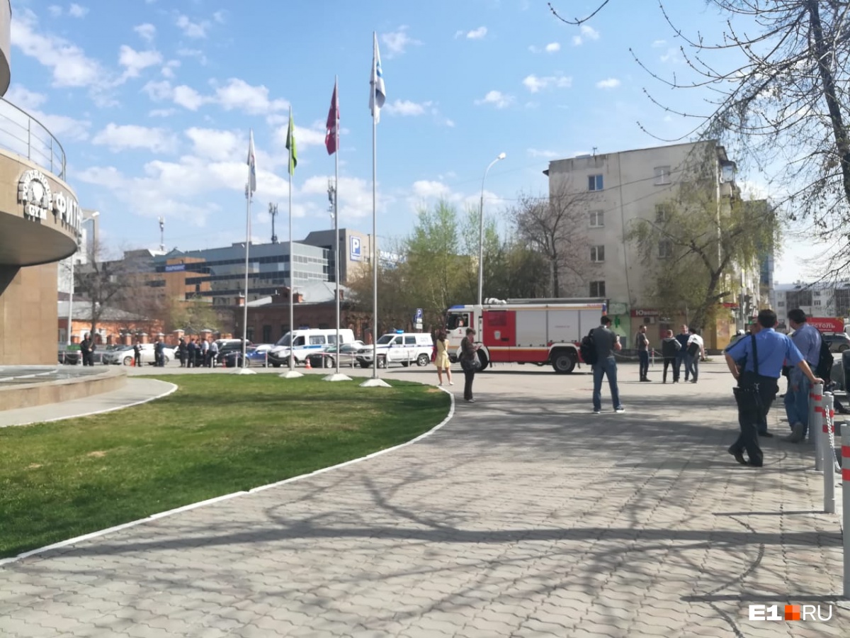 Волна «минирований» в Екатеринбурге парализовала работу офисников и торговых центров