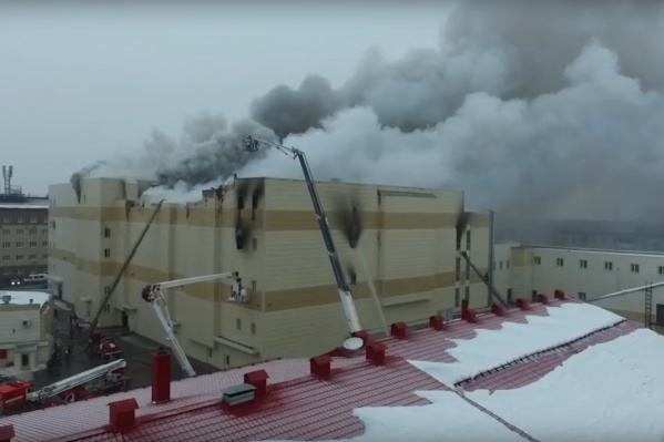 Пожар начался в одном из кинозалов на верхнем этаже Пожар начался в одном из кинозалов на верхнем этаже