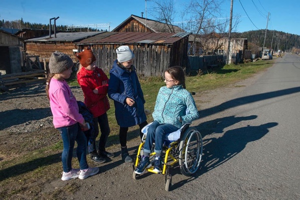 Вероника со сверстницами в родном поселке Вероника со сверстницами в родном поселке 