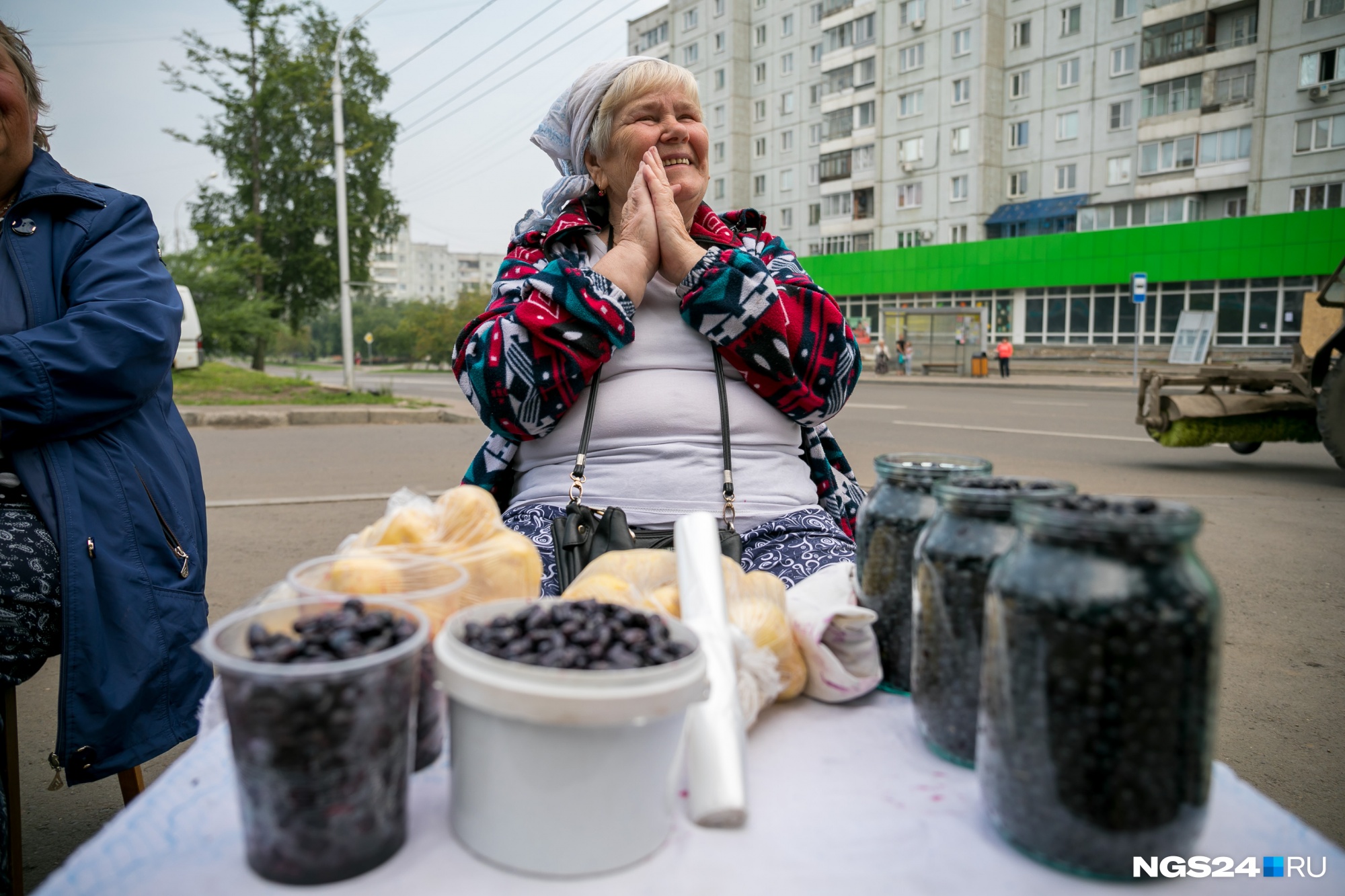 В продаже у бабушки — жимолость, черника и молодая картошка. Все — от 100 до 200 рублей В продаже у бабушки — жимолость, черника и молодая картошка. Все — от 100 до 200 рублей