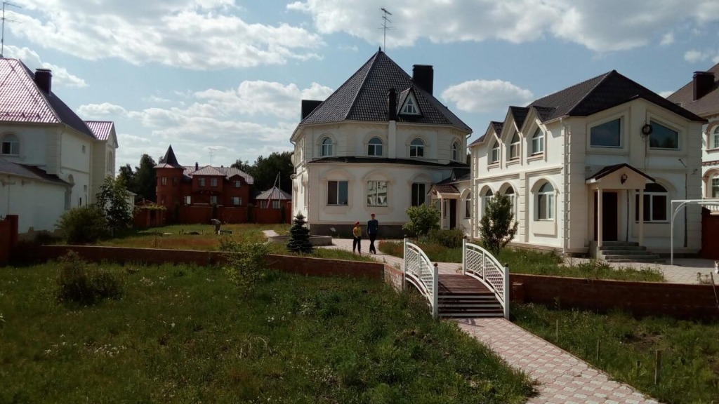 Этот домик продают за 45 миллионов рублей. Из бонусов: есть отдельная барбекю-зона с видом на озеро Андреевское.