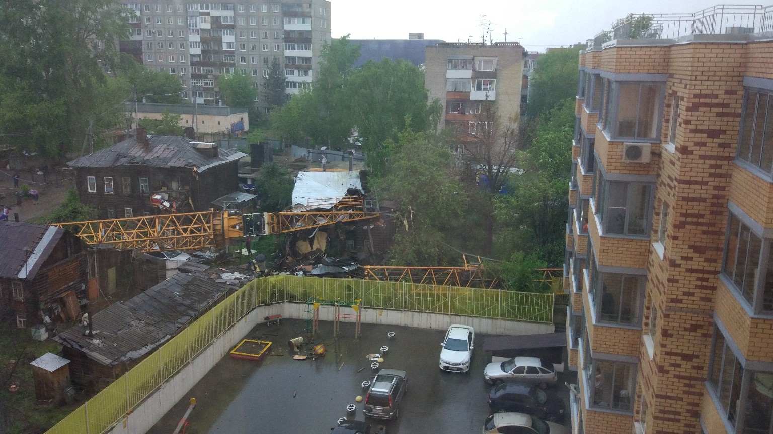 На фото с другого ракурса видно, что соседний дом разрушен На фото с другого ракурса видно, что соседний дом разрушен