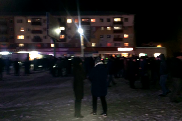 Сразу после драки обоих участников доставили в полицию, а после на площади собралась толпа Сразу после драки обоих участников доставили в полицию, а после на площади собралась толпа