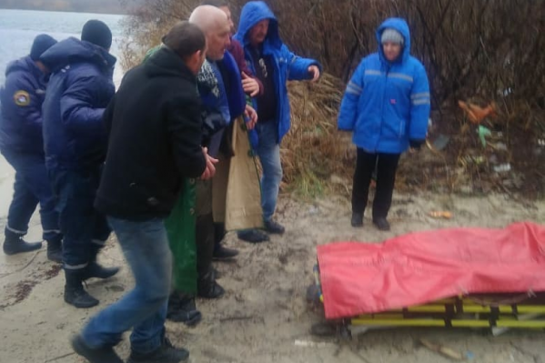 Мужчина пытался помыть руки в воде Мужчина пытался помыть руки в воде 