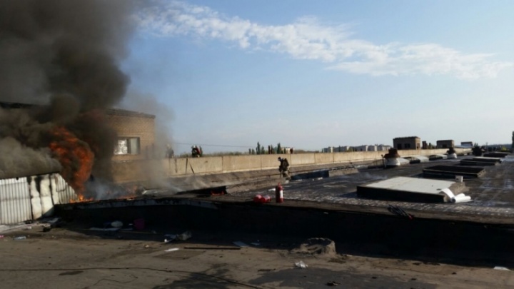 В Стерлитамаке загорелся склад: эвакуировали 90 человек