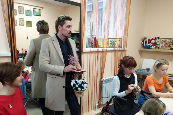 Дети-инвалиды подарили Билану свои поделки Дети-инвалиды подарили Билану свои поделки