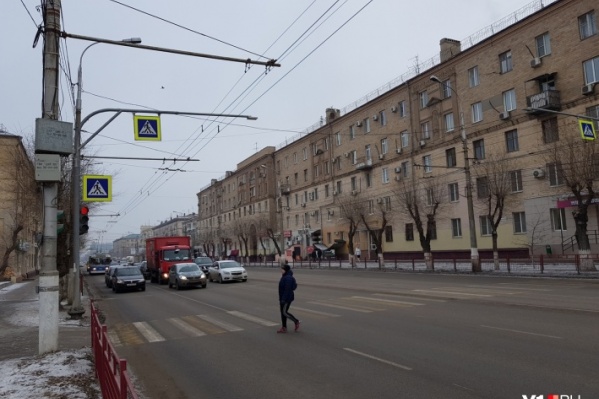 На переходе до сих пор дежурят учителя и родители На переходе до сих пор дежурят учителя и родители