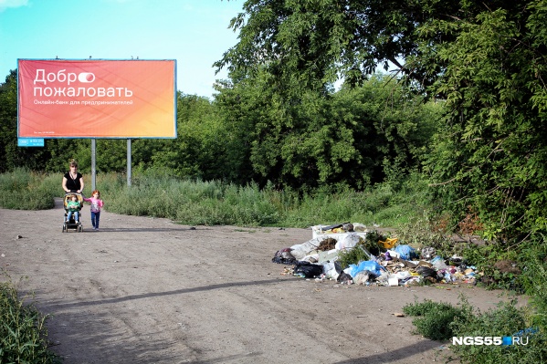 «Добро пожаловать в Старый Кировск!» — будто говорит эта куча мусора «Добро пожаловать в Старый Кировск!» — будто говорит эта куча мусора