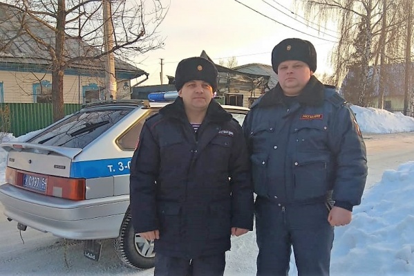 Дом, в котором находилась пенсионерка, был в густом дыме — в него залезли прапорщик Фёдоров и старшина Павлов Дом, в котором находилась пенсионерка, был в густом дыме — в него залезли прапорщик Фёдоров и старшина Павлов
