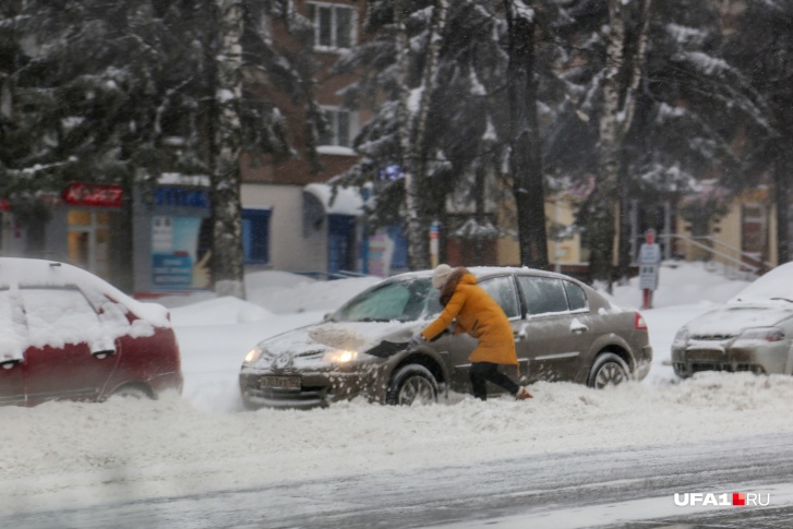 Автовладельцам пришлось сегодня попотеть, откапывая своих ласточек<br><br> Автовладельцам пришлось сегодня попотеть, откапывая своих ласточек<br><br>