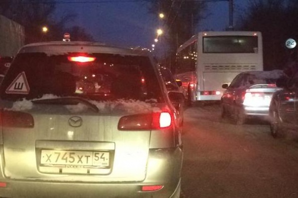 Пробка на Сибиряков-Гвардейцев ещё сохраняется, несмотря на то, что час пик в городе уже миновал Пробка на Сибиряков-Гвардейцев ещё сохраняется, несмотря на то, что час пик в городе уже миновал