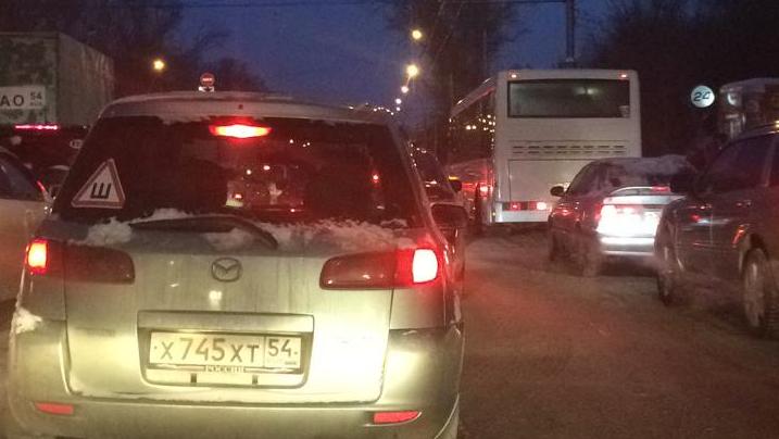 Пробка на Сибиряков-Гвардейцев ещё сохраняется, несмотря на то, что час пик в городе уже миновал Пробка на Сибиряков-Гвардейцев ещё сохраняется, несмотря на то, что час пик в городе уже миновал