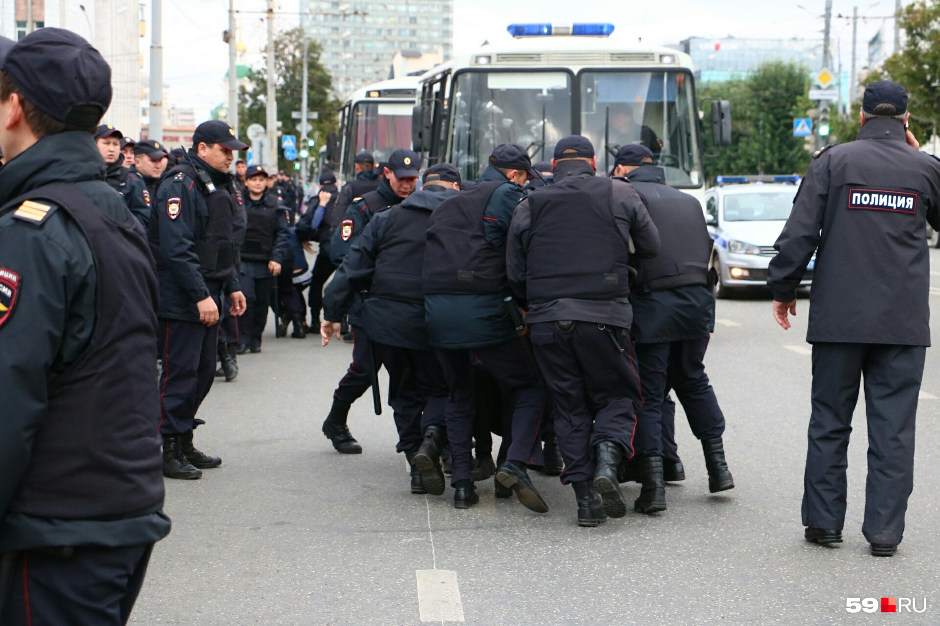 Полиция уводит, точнее, уносит задержанных в пазики Полиция уводит, точнее, уносит задержанных в пазики