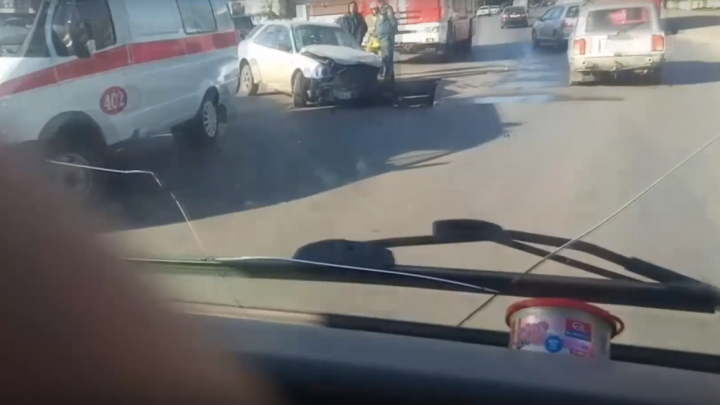 В Омске водителю «Субару» зажало ногу после столкновения с «Ниссаном»