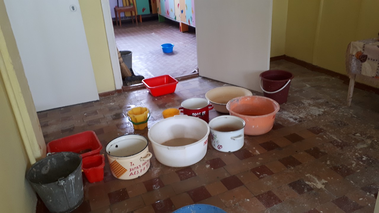 Пришлось искать много ведер для протечек Пришлось искать много ведер для протечек