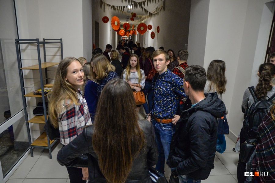 Группа студентов из екатеринбурга занимается. Студенты Екатеринбурга.