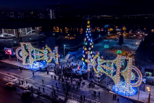 Главные столичные елки торжественно открыли накануне Главные столичные елки торжественно открыли накануне