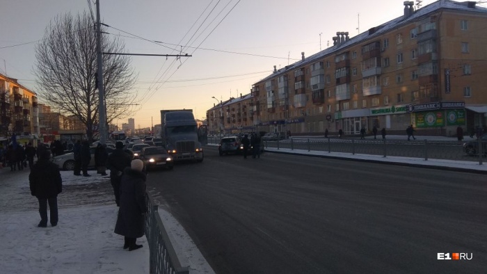 Движение по Космонавтов фактически заблокировано Движение по Космонавтов фактически заблокировано