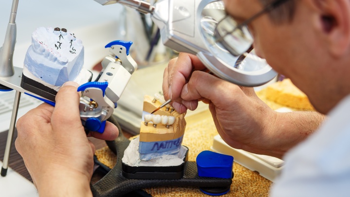 Решение на всю жизнь: тюменцам стали доступны передовые способы имплантации и протезирования зубов