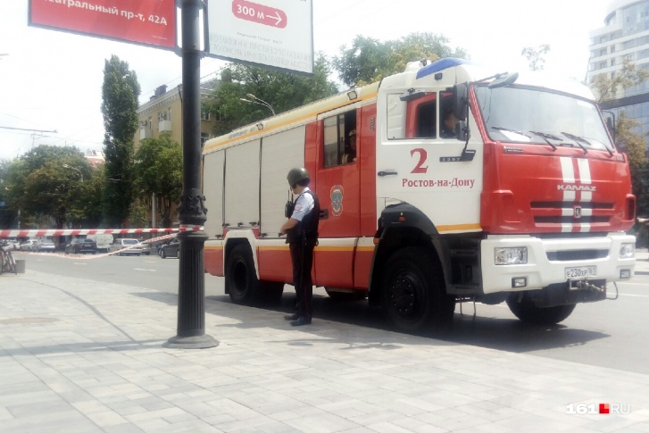 У здания ЮФУ дежурят пожарные У здания ЮФУ дежурят пожарные