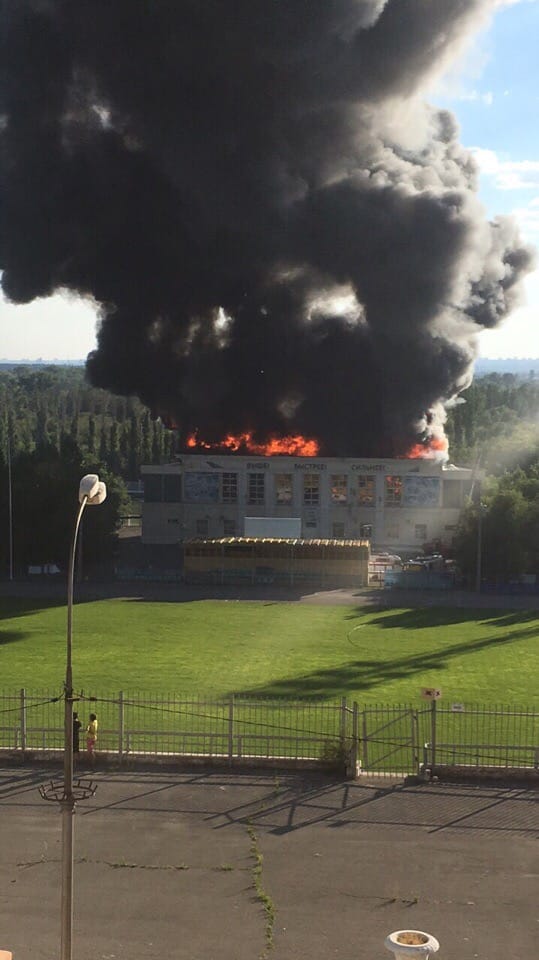 На набережной Волжского возле стадиона горит спортивный комплекс