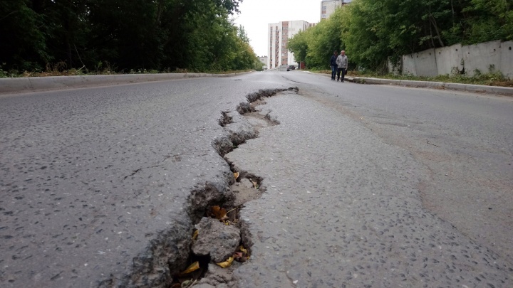 Пока суд да дело, дорога рушится: асфальт на Тюменской треснул в третий раз за год