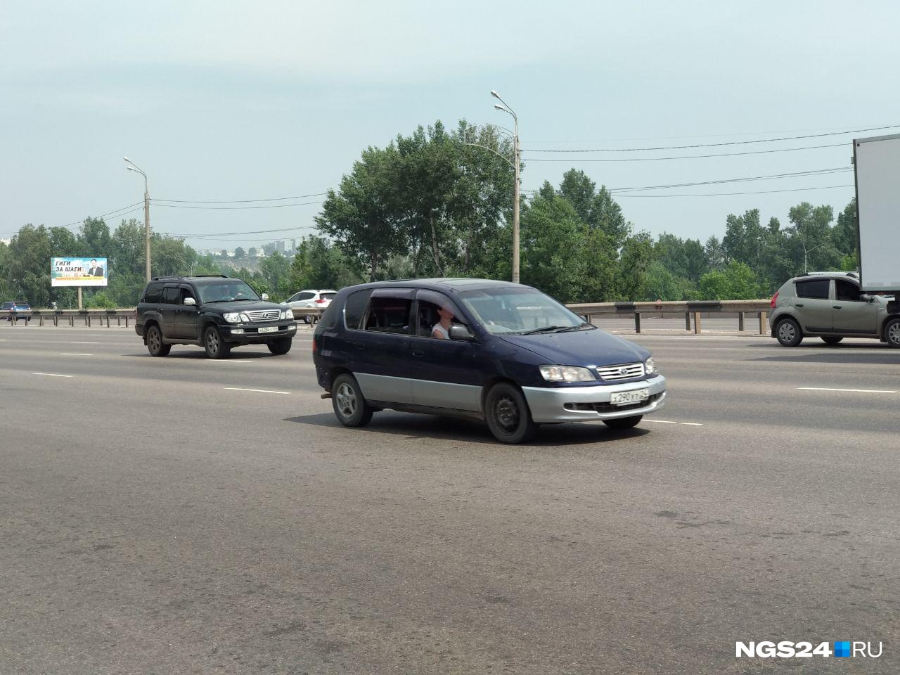 На дорогах сразу видно, у кого в машине есть кондиционер. У кого такой функции нет, ловит прохладу в открытых окнах На дорогах сразу видно, у кого в машине есть кондиционер. У кого такой функции нет, ловит прохладу в открытых окнах