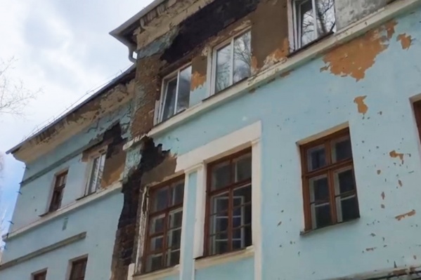 Фасад здания рассыпается — в таком состоянии больница находится уже несколько лет Фасад здания рассыпается — в таком состоянии больница находится уже несколько лет