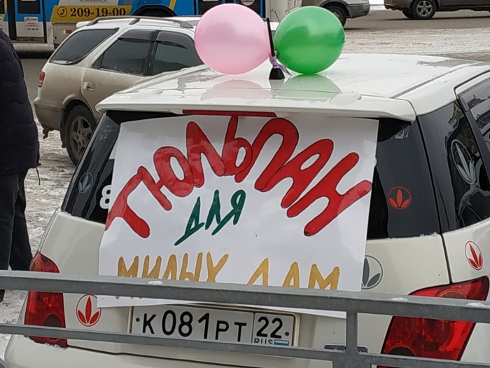 Продавцы тюльпанов стараются красочно и оригинально прорекламировать свой товар, чтобы привлечь внимание потенциального покупателя Продавцы тюльпанов стараются красочно и оригинально прорекламировать свой товар, чтобы привлечь внимание потенциального покупателя
