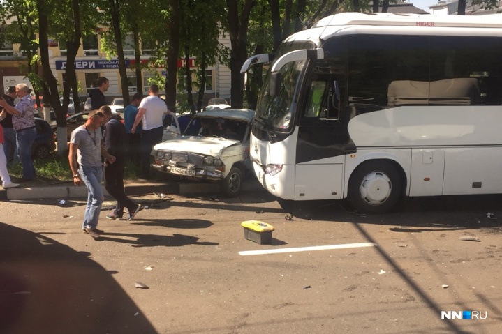На месте происшествия — толпа людей На месте происшествия — толпа людей