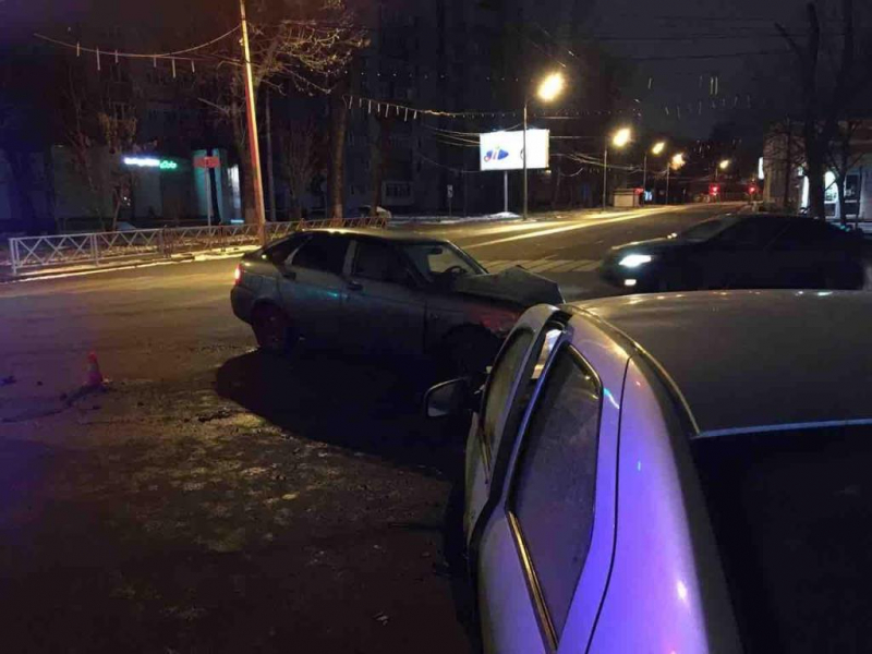 В ночном ДТП в центре Ярославля пострадали четыре человека