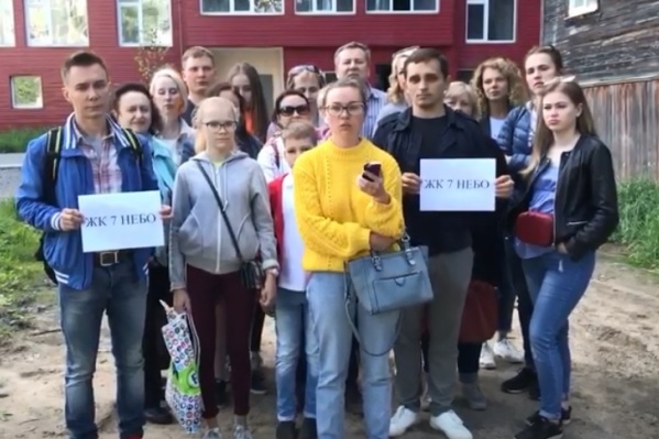 Дольщики очень хотят получить квартиры уже этим летом Дольщики очень хотят получить квартиры уже этим летом
