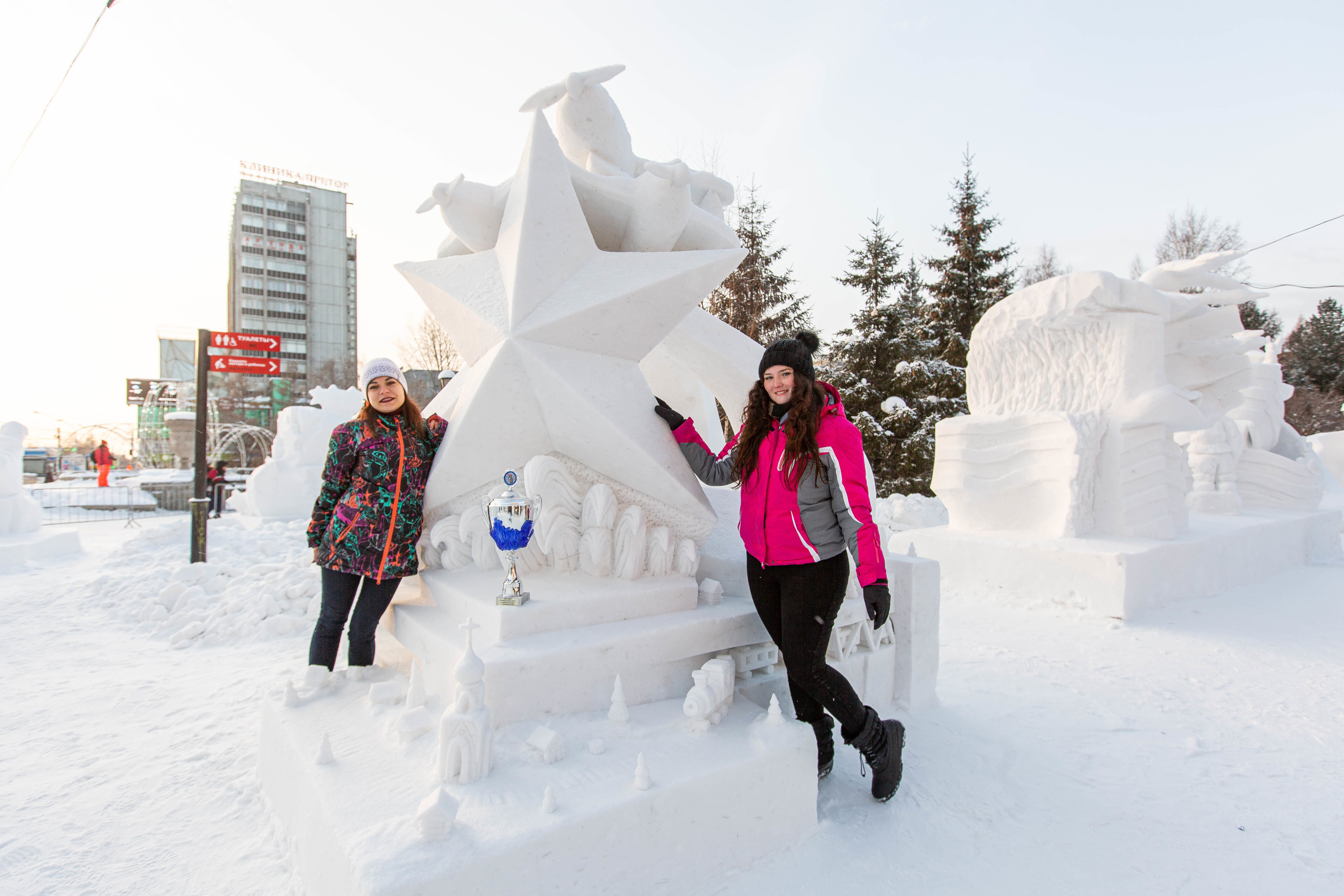 Фигур новосибирск. Снежный городок Новосибирск площадь Ленина. Снежный городок 2020 площадь Ленина Новосибирск. Новосибирск ледяные фигуры Первомайский сквер. Фестиваль ледовых скульптур в Сибири в Новосибирске.