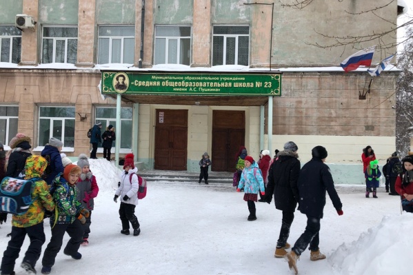 Школьников начали эвакуировать около 9:30 Школьников начали эвакуировать около 9:30