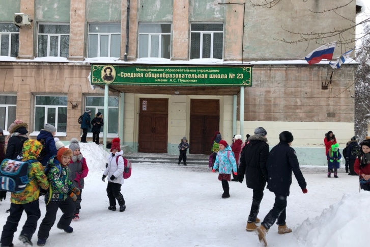 Школьников начали эвакуировать около 9:30 Школьников начали эвакуировать около 9:30