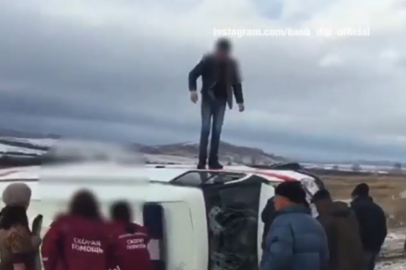 Машина скорой помощи опрокинулась на бок Машина скорой помощи опрокинулась на бок