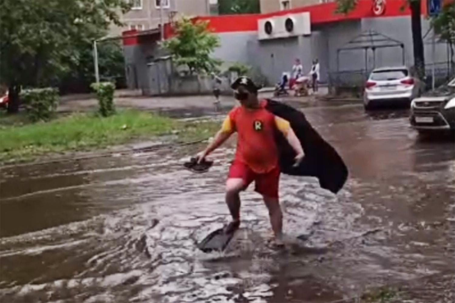 «R — значит реальность»: ярославцы обсуждают видео гуляющего по затопленным дорогам мужчины в ластах