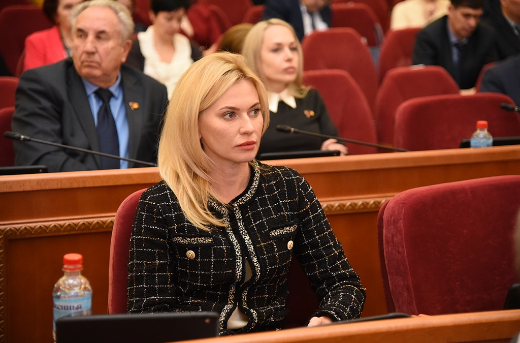 Красивая женщина в правительстве — кто она?