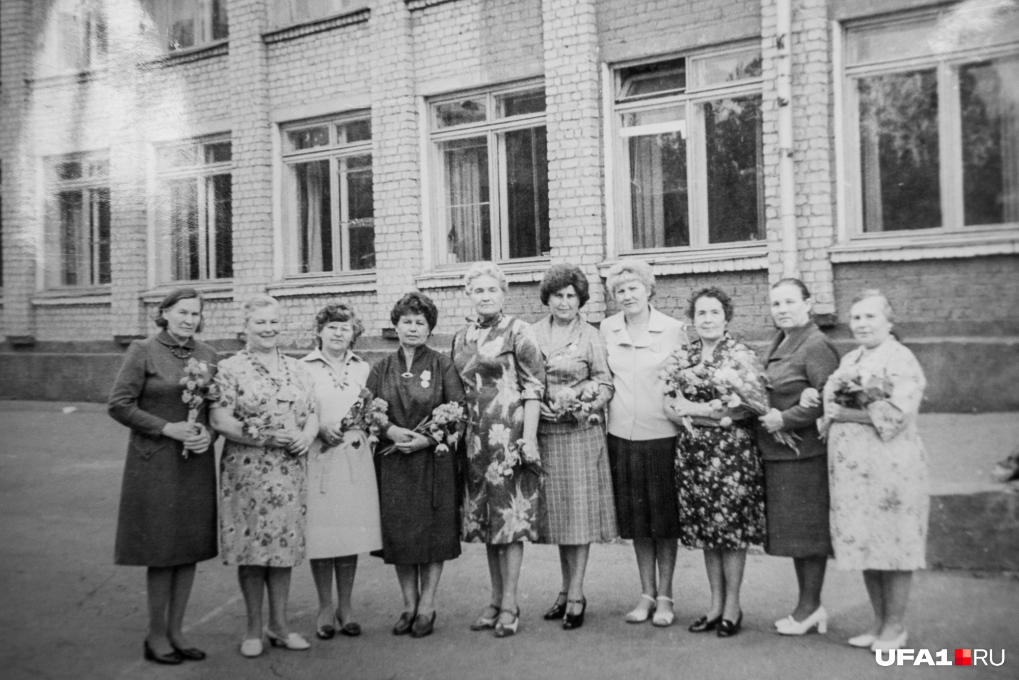 Коллектив школы провожает Лидию на пенсию. 1968 год Коллектив школы провожает Лидию на пенсию. 1968 год
