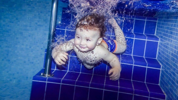 Бизнес в декрете: молодая мама стала подводным фотографом, чтобы похвастать успехами сына в бассейне