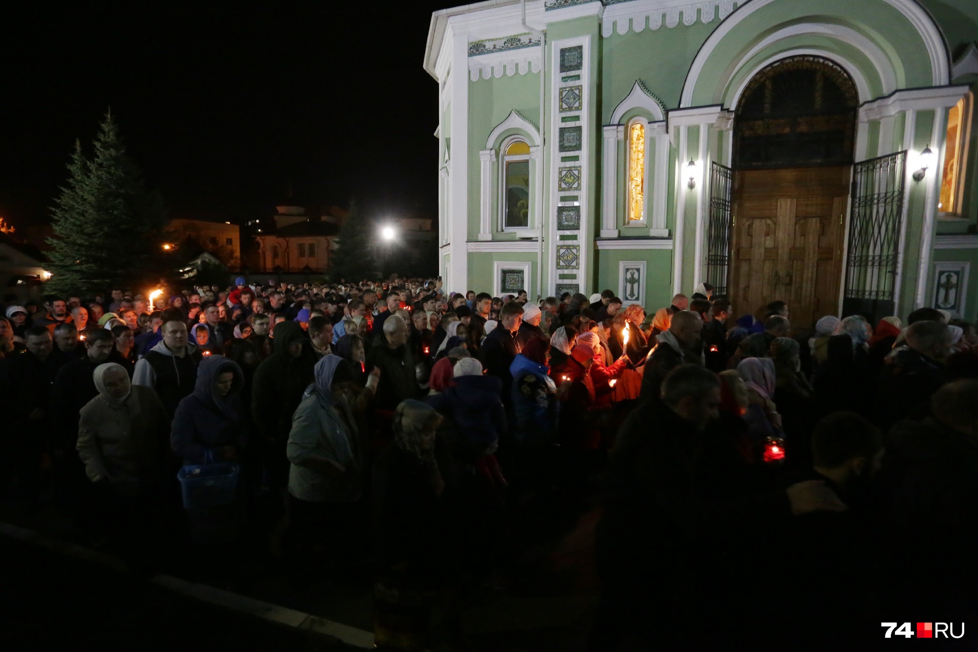 Обойдя храм, верующие останавливаются возле главного входа в собор Обойдя храм, верующие останавливаются возле главного входа в собор